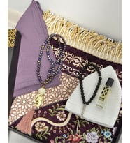 Çeyizlik Seccade Set– Astarlı Seccade, Eşarp, Kristal Tesbih, Erkek Tesbihi, Takke Esans Kutulu (Mürdüm)