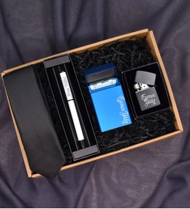 Kişiye Özel Siyah Zippo Model Çakmak (Benzinsiz)& Mavi Renkli Metal Sigara Kutusu& Beyaz Roller Kalem& Siyah Kravat Hediye Seti