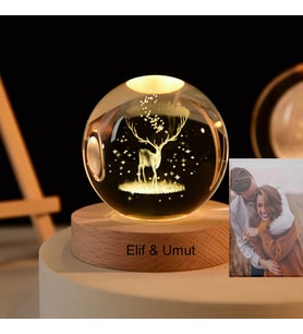 Kişiye Özel Fotoğraf Hediyeli Işıklı Ahşap Kaideli Geyik Temalı Cam Küre 8cm*6cm