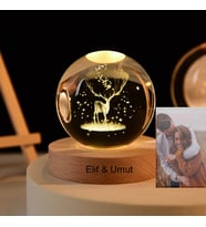 Kişiye Özel Fotoğraf Hediyeli Işıklı Ahşap Kaideli Geyik Temalı Cam Küre 8cm*6cm