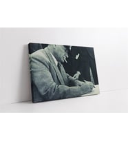 Atatürk Yazı Yazarken