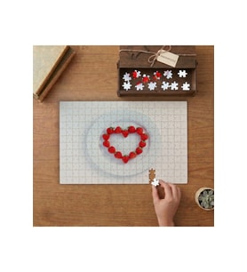 Kalp Şeklinde Dizilmiş Çilekler Tasarımı 240 parça Ahşap Puzzle Ahşap Kutuda MP00198