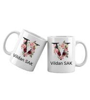 V Harfli Kişiye Özel İsimli Porselen Kupa Bardak – Çiçekli Monogram Harf Tasarımlı İsim Yazılı Kişiselleştirilebilir Hediye Kupa (Beyaz)