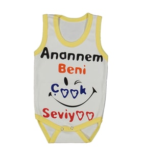 Unısex Beyaz Sarı Biyeli Anaannem Beni Seviyor Yazılı Askılı Zıbın