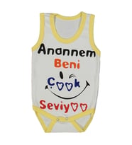 Unısex Beyaz Sarı Biyeli Anaannem Beni Seviyor Yazılı Askılı Zıbın