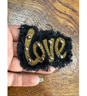 SİYAH KOT LOVE YAZILI ZIMBALI ARMA DİKİŞ APLİKE 8X5 CM