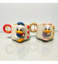El Yapımı 3D DAİSY DONALD Figürlü, Yaldızlı HEDİYE Harf yada Kalp Charm'lı Kişiye Özel Seramik Kupa (Mavi-Lila)