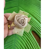 7X5 CM KABARTMA ÇİÇEKLİ TASARIM BROŞ YAKA İĞNESİ