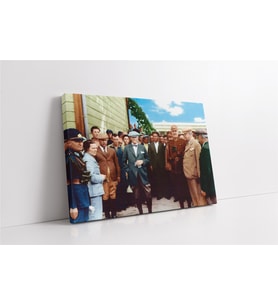 Atatürk İnceleme Yaparken