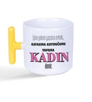 İşine Geleni Yapana Erkek Baskılı Kadınlar Günü Sarı Kulplu T Kupa