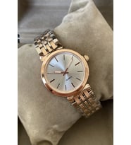 Özel Saat Kutusu ile Minimal Tarz Kadın Kol Saati Zarif Metal Kordon Rose Gold Gümüş Anneye Arkadasa Sevgiliye Kardese Ese Dosta Ablaya Teyzeye Halaya Dogum Gunu Yildonumu İcin Hediyelik Kol Saati Hediyesi Dogum Gunu Hediyelik Avantajlı Ürün