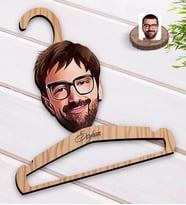 BK Gift Kişiye Özel Erkek Yüz Karikatürlü Standart Boy Ahşap Elbise Askısı-1