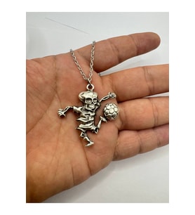 Deadly Dribble – Futbol Oynayan İskelet Figürlü Unisex Metal Anahtarlık