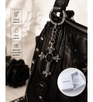 Siyah Taş Detaylı Gotik Haç Anahtarlık – Alternatif Stil Unisex Aksesuar
