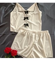 Minik Fiyonklu KaşKorse Yaka Detaylı İp Askılı Şortlu Kadın Pijama Takım (Krem)