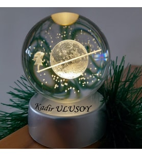 Gifttime Kişiye Özel Satürnlü Kız Işıklı 6 Cm Çapında Cam Kristal Küre