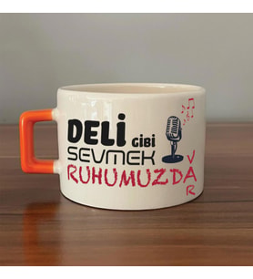 Deli Gibi Sevmek Ruhumuzda Var Baskılı Turuncu Kulplu C Fincan