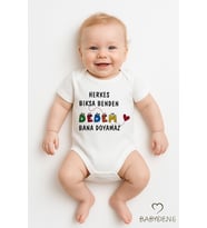 “Herkes Bıksa Benden, Dedem Bana Doyamaz” Kısa Kollu Bebek Zıbını %100 Pamuklu Çıtçıtlı Body 0-24 Ay (Beyaz)
