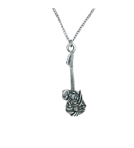 Gitar ve Kuru Kafa Temalı Metal Rock Kolye – Unisex - 60 cm Zincir (Gümüş)