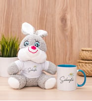Kişiye Özel Papatya Tasarımlı İsimli Peluş Tavşan ve Mavi Kupa