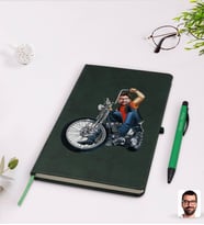 BK Gift Kişiye Özel Erkek Motorcu Karikatürlü Yeşil Termo Deri Defter Kalem Seti Model 5