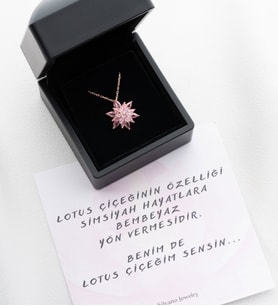 Saklı Takı 925 Ayar Gümüş Işıklı Kutuda Buzlu Rose Pembe Lotus Çiçeği Kolye