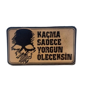 Kaçma Sadece Yorgun Öleceksin Kuru Kafa  Deri PEÇ - Arma - Askeri Patch (Krem)