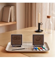 Modern Çalışma Masaları ve Dekoratif Konsollar İçin Özel Deri Zemin Üzerine İşlenmiş Sabır Ayeti ve Türkçe Meâlli Bismillah İkili Masaüstü Objesi 10x10 cm, Açık Kahve - Açık Kahve