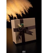 Hediye Kutusu Kraft - Kırpık Kağıt - 1 Sınıf Kahverengi Saten Kurdele- Kuru Çiçek Süsleme 20x20x9cm (Kahverengi Açık)