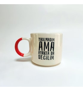 Yıkılmadım Ama Ayakta Da Değilim Baskılı Turuncu Kulplu P Kupa (Beyaz)