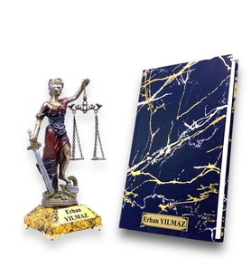 Kişiye Özel İsimli Hediye Seti Gold Mermer Tasarımlı Kaideli Adalet Heykeli ve Defter Model 1