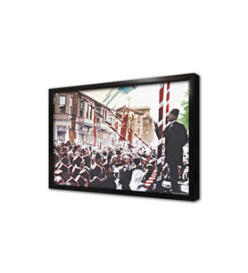Halka Seslenen Atatürk Çerçeveli Cam Tablo