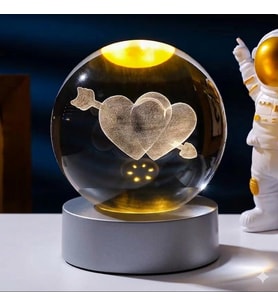Oklu Kalp Temalı 3D Lazer İşlemeli Kristal Küre - Yıldönümü Hediyesi Dekoratif Lamba,Romantik, Çift Kalp FigürlüSevgililer Günü, yıl dönümü, ilk tanışma günü veya sadece "seni seviyorum" demek için mükemmel bir seçim.
