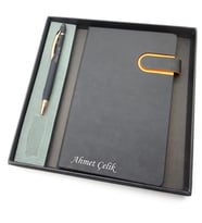 Signator® Codex  N296 Kişiye Özel Defterli Set - İsme Özel Siyah Kalem + İsme Özel Siyah Defter  İsme Özel Kutusunda Hediyelik Set (Karışık)