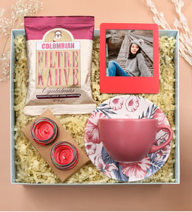 Kişiye Özel Kırmızı İnstagram Çerçeve & Pembe Fincan & Mehmet Efendi Colombian Filtre Kahve & 2'li Mum Hediye Seti
