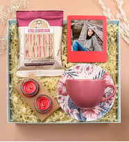 Kişiye Özel Kırmızı İnstagram Çerçeve & Pembe Fincan & Mehmet Efendi Colombian Filtre Kahve & 2'li Mum Hediye Seti