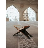 Rahle Üzerinde Kur'an-ı Kerim ve Modern Cami Temalı MDF Tablo - Manevi Huzur Çerçevesiz Duvar Panosu
