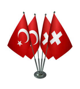 Masa Üstü İsviçre Bayrağı Türk Bayrağı Dörtlü Krom Direk Masa Bayrak Seti