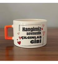 Hangimiz Sevmedik Çılgınlar Gibi Baskılı Turuncu Kulplu C Fincan