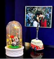 Fotoğraflı Hediye Seti  Led Işıklı Fanus & Vosvos Temalı Fotoğraf Tutucu  Kişiye Özel Hediye Seti (Model 5)