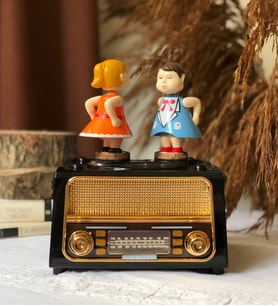 Hareket Eden ve Öpüşen Çift Nostaljik Müzik ve Takı Kutusu