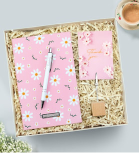 Kişiye Özel Pembe Desenli Defter & Gümüş Renk Detaylı Beyaz Tükenmez Kalem & Masa Üstü Not Tutucu Hediye Seti