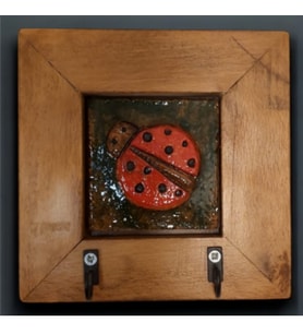 AHŞAP ÇERÇEVELİ SERAMİK EL YAPIMI (HANDMADE) UĞUR BÖCEĞİ ANAHTARLIK 14,5x14,5x2,5cm (Kahverengi)