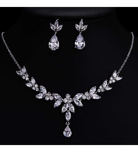 Monemel  Kristal Taşlı Abiye  Kolye ve Kupe Set (Altın Kaplama)
