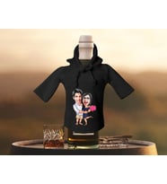 BK Gift Kişiye Özel Sevgililer Karikatürlü Mini Siyah İçki Şişesi Tişörtü , Ev Bar Dekoru, Viski, Şarap, Votka, Rakı Şişesi Tişörtü, Ev Barı-41