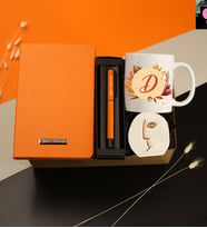 Kişiye Özel Termo Deri Turuncu Defter & Kişiye Özel Turuncu Tükenmez Kalem & Harf Baskılı Kupa & El Yapımı Soyut Yüzler Hediye Seti