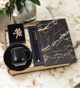 Kişiye Özel Siyah Gold Detaylı Roller Kalem& Siyah Mermer Desenli Defter& Gold Detaylı Siyah Tekli Fincan& Gold Renk Çiçek Model Broş Hediye Seti