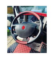 DİKİŞLİ DİREKSİYON KILIFI DAMARLI SİYAH/KIRMIZI DERİ KIRMIZI DİKİŞLİ RENAULT TIR İÇİN