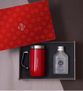 Premium Hediye Seti – Ahşap Kutuda Kırmızı Termos Mug & Cam Şişe Kolonya 100ml