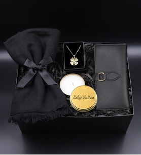 Kişiye Özel Gold Metal Kutulu Mum & Siyah Renk Şal Eşarp & Siyah Kadın Cüzdan & Mini Yonca Kolye Hediye Seti